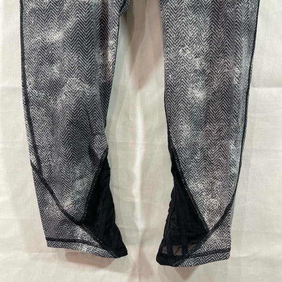 Lululemon Gray Essential Rhythm Crop Diffusion White 6 Activewear Bottoms EUC - Picture 4 of 6